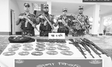 নাফ নদীতে বিপুল অস্ত্র-গোলাবারুদ আটক