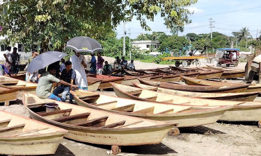 ক্রেতাশূন্য নৌকার হাট