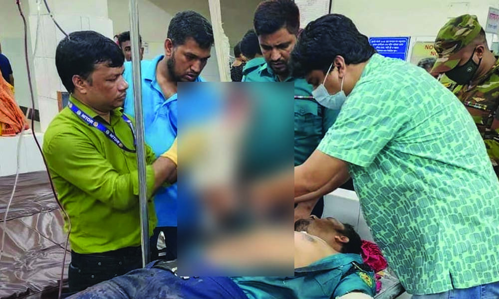 আদাবরে পুলিশ সদস্যকে কুপিয়ে জখম, হাসপাতালে ভর্তি