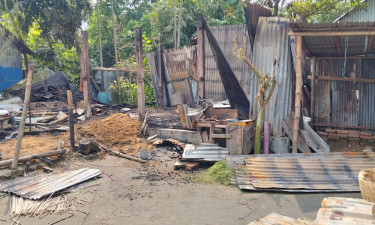 বিদেশ পাঠানো নিয়ে বিরোধে ব্যবসায়ী খুন, প্রতিপক্ষের বাড়িতে আগুন
