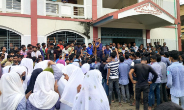 শিক্ষার্থীদের বিক্ষোভের মুখে পদত্যাগ করলেন প্রধান শিক্ষক