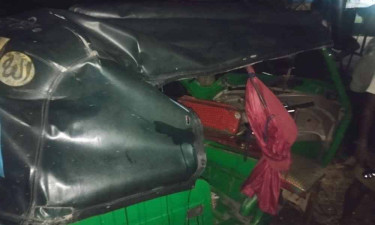 বগুড়ায় অটোরিকশায় ট্রাকের ধাক্কা, প্রাণ গেল মা-মেয়ের