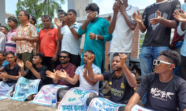 পাবনা-১ আসন পুনর্বহালের দাবিতে ডিসি ও নির্বাচন অফিস ঘেরাও