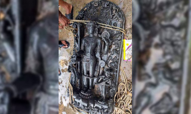 বগুড়ায় কষ্টিপাথরের মূর্তিসহ আটক ২