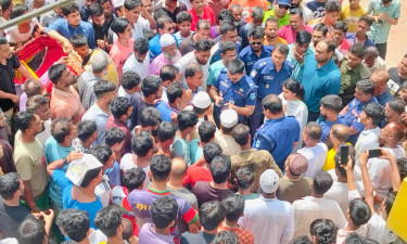 টিকটক করা নিয়ে ২ গ্রামের সংঘর্ষ-লুট, প্রতিবাদে ব্যবসায়ীদের বিক্ষোভ