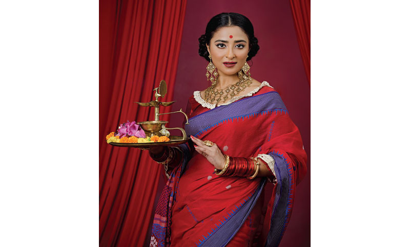 শাড়ির ভাঁজে পূজার রং