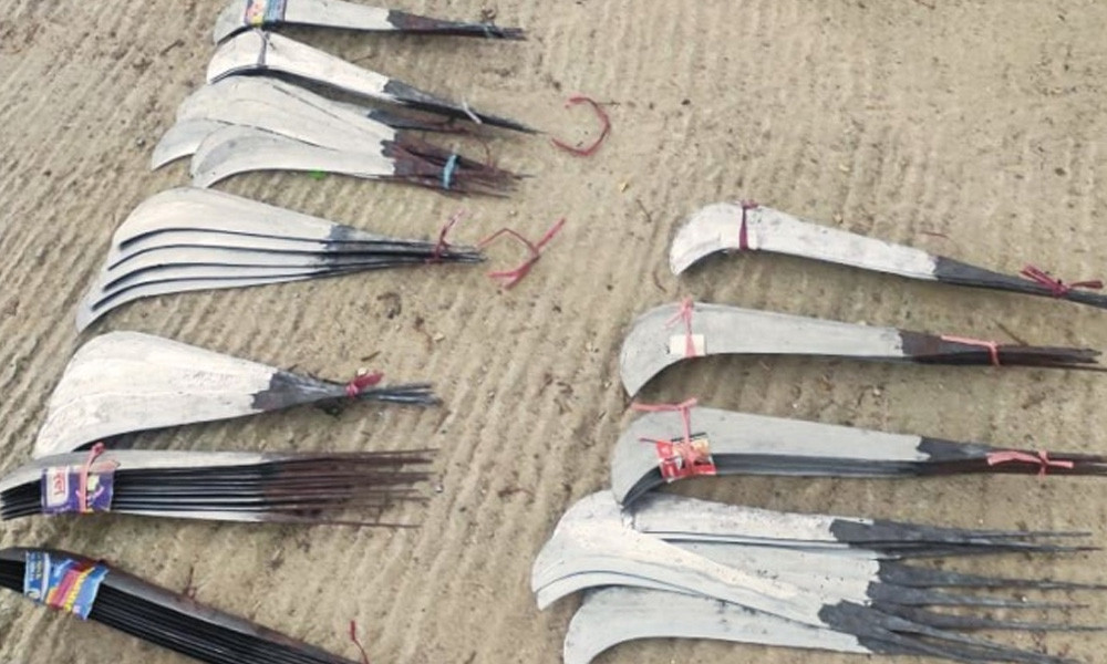 খাগড়াছড়িতে নেওয়ার পথে গাড়ি থেকে ১০০ অস্ত্র উদ্ধার