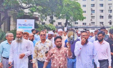 অর্থসচিবের অপসারণ দাবিতে কর্মচারীদের বিক্ষোভ