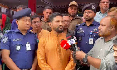 মানুষ আনন্দের সঙ্গে দুর্গোৎসব উপভোগ করছে