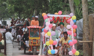 পাবনায় সুসজ্জিত ঘোড়ার গাড়িতে ইমামের রাজকীয় বিদায়