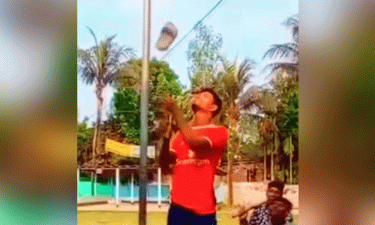 গাইবান্ধায় জাতীয় পতাকার দণ্ডে জুতা, তরুণ আটক