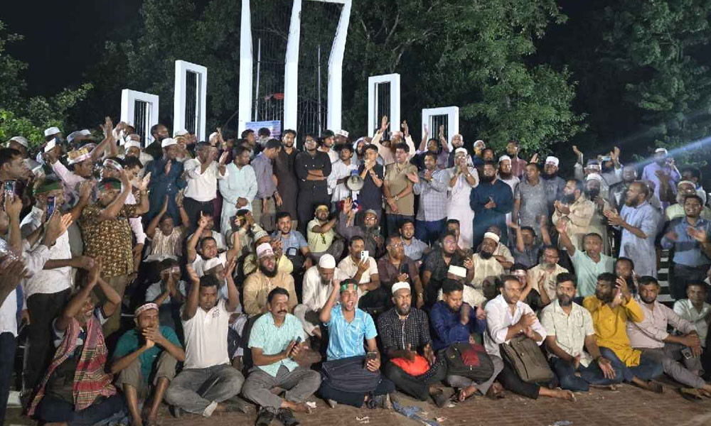 আন্দোলনরত শিক্ষকদের সঙ্গে সংহতি জানাল ডাকসু