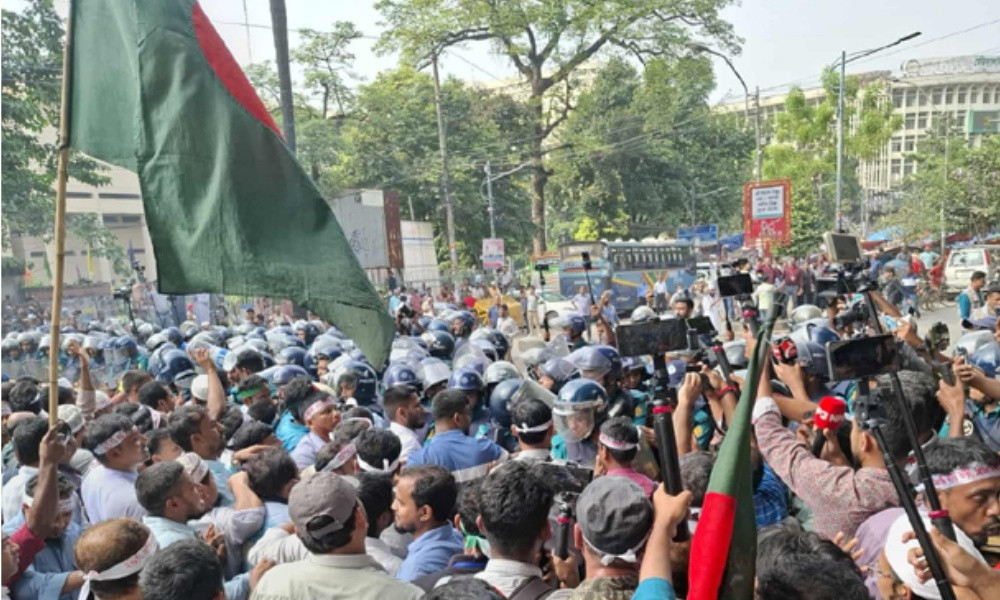 পুলিশের ব্যারিকেড ভেঙে শাহবাগ অবরোধ শিক্ষকদের