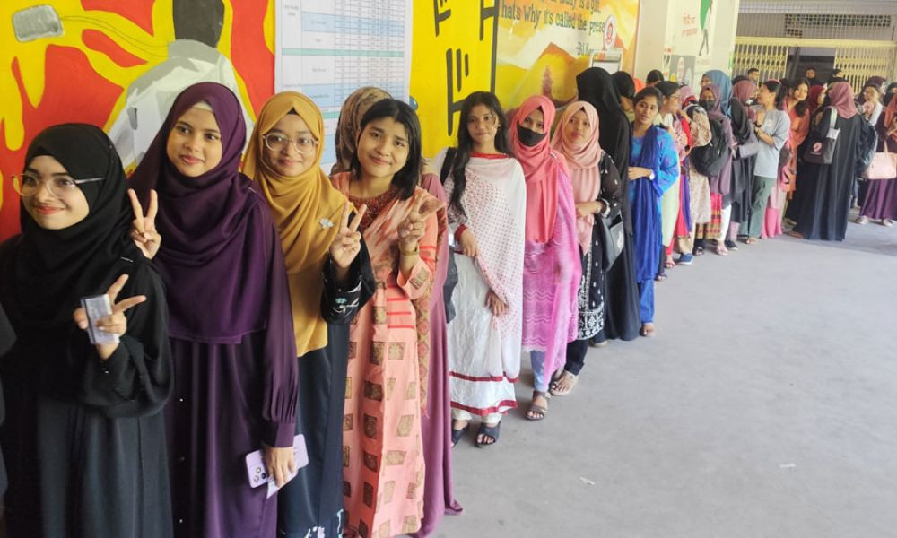 Ajoyib sargish erkaklar olomonining eshaklarini yalaydi