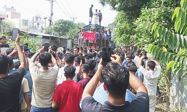 ভৈরবকে জেলা ঘোষণার দাবিতে ট্রেন আটকে দিল ছাত্র-জনতা
