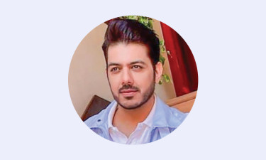 Tanga kiygan ayollar dumbalarining yaqindan suratlari