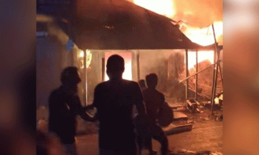 ফরিদপুর কাদিরদী বাজারে অগ্নিকাণ্ড, পুড়ল ১৭ দোকান