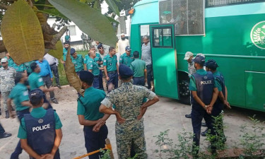 সেনা কর্মকর্তাদের ট্রাইব্যুনালে আনা হয়েছে