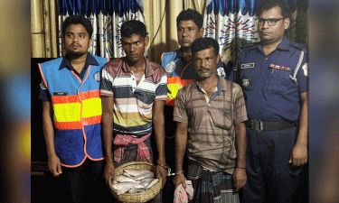 ফেরির ভেতর ইলিশ বিক্রি, ২ হকারের কারাদণ্ড