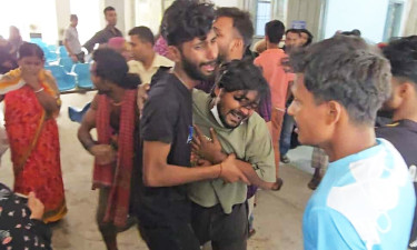 রেললাইনের ওপর দিয়ে হেঁটে যাচ্ছিলেন যুবক, ট্রেনের ধাক্কায় গেল প্রাণ