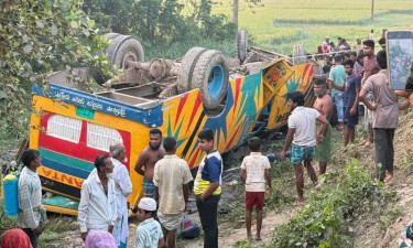 মাজার জিয়ারত শেষে ফেরার পথে মাধবপুরে বাস উল্টে নিহত ১, আহত ৩০