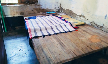 বিদ্যালয়ে চৌকি, বিশ্রাম নেন প্রধান শিক্ষক ও তার স্ত্রী