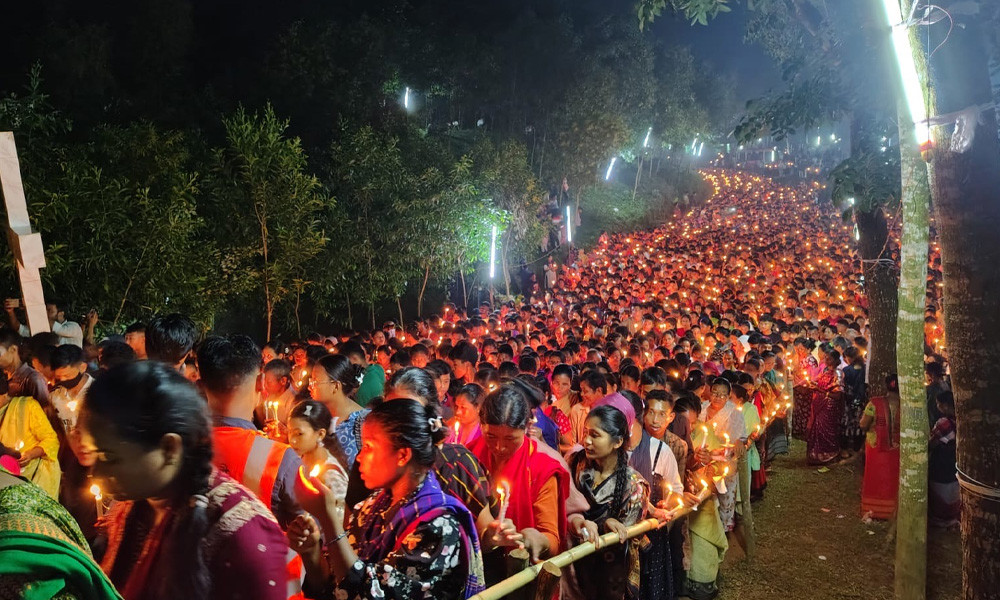 Hammomda semiz keksa sochli yigitlar