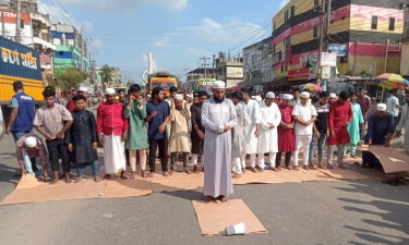 ভৈরবকে জেলার দাবিতে মহাসড়কে নফল নামাজ আদায়