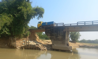 নেত্রকোনায় ঝুঁকিতে নল্লাপাড়া সেতু, জীবনের ঝুঁকি নিয়েই পারাপার