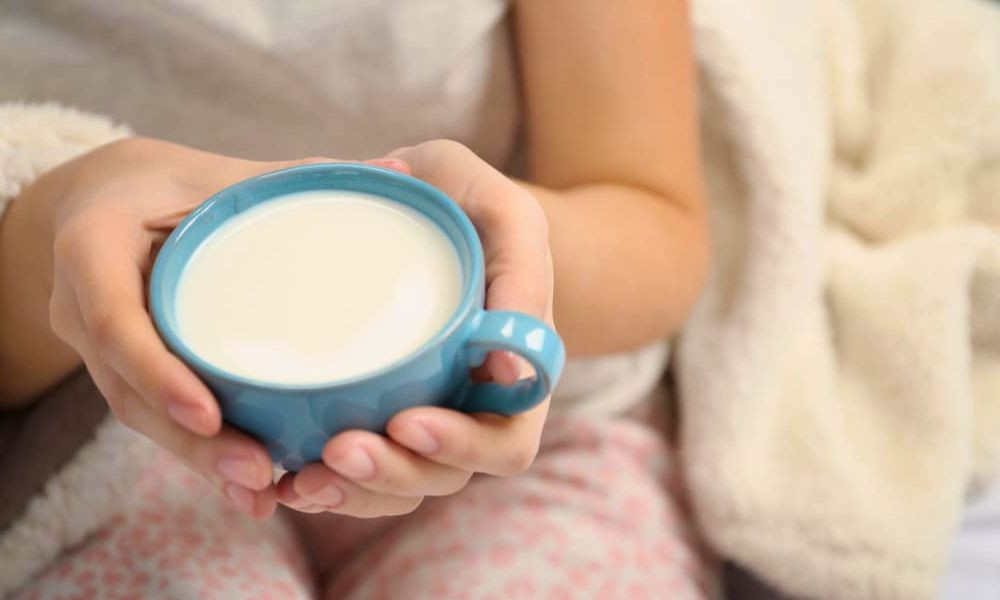 রাতে দুধ খাওয়া ভালো নাকি খারাপ, কী বলছে চিকিৎসাবিজ্ঞান