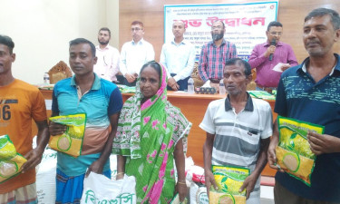 মুকসুদপুরে প্রান্তিক কৃষকদের মাঝে বিনা মূল্যে সার ও বীজ বিতরণ