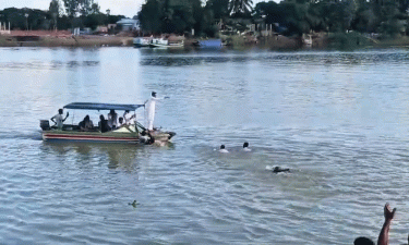 নেতাকে দেখে সাঁতরে এলো উৎসুক জনতা