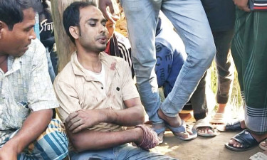 চোর সন্দেহে যুবদল নেতার পা ভেঙে দিল স্থানীয়রা