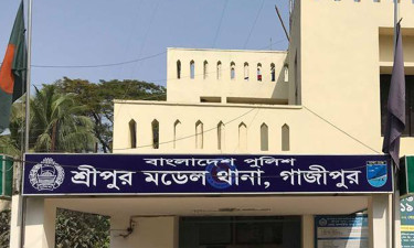 গ্রেপ্তারের পর হাতকড়াসহ স্বেচ্ছাসেবক লীগ নেতাকে ছিনিয়ে নিল স্বজনরা