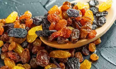 সাদা নাকি বাদামি, কোন ধরনের কিশমিশ স্বাস্থ্যের জন্য বেশি উপকারী