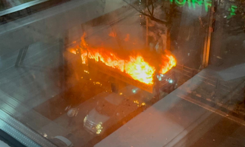 ধানমণ্ডির ল্যাবএইড হাসপাতালের সামনে বাসে আগুন