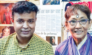 ঢাকায় থাকি