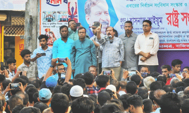 গুলির অভাব আছে, এদেশে বুক পেতে দেওয়ার বুকের অভাব নাই