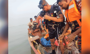 সোনারগাঁয়ের মেঘনা নদীতে সিমেন্ট ভর্তি ট্রলার ডুবে নিখোঁজ ২