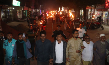 চাটমোহরে বিএনপি প্রার্থীর মনোনয়ন প্রত্যাহারের দাবিতে মশাল মিছিল