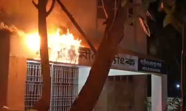 বগুড়ায় গ্রামীণ ব্যাংকের নামফলকে দুর্বৃত্তদের অগ্নিসংযোগ