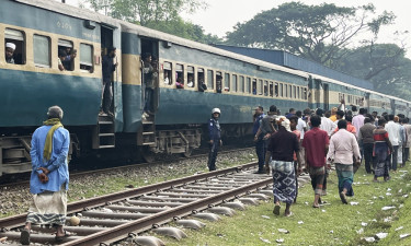 বিএনপির প্রার্থী পরিবর্তনের দাবিতে ট্রেন অবরোধ