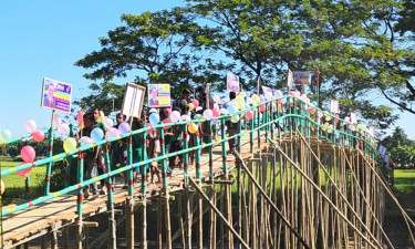 একটি কাঠের সেতু—স্বস্তি পেল ১০ গ্রামের মানুষ