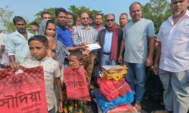 মোংলায় অগ্নিকাণ্ডে ক্ষতিগ্রস্ত পরিবারকে তারেক রহমানের পক্ষ থেকে সহায়তা