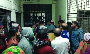 ব্যবসায়িক দ্বন্দ্বে চলন্ত ট্রেনে একজনকে গলা কেটে হত্যা