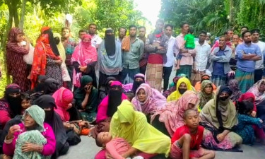 সাগরে নিখোঁজ ১৩ জেলের সন্ধানে স্বজনদের সড়ক অবরোধ