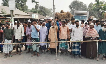 বকশীগঞ্জে সার না পেয়ে সড়ক অবরোধ করে কৃষকদের বিক্ষোভ