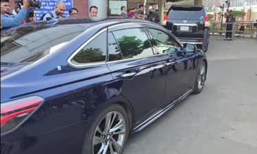 জুবাইদা রহমানকে নিতে বিমানবন্দরে পৌঁছেছে গাড়িবহর