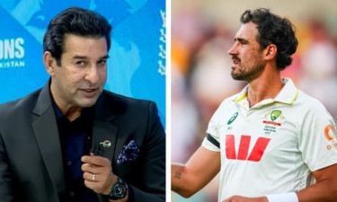 রেকর্ড ভেঙে ওয়াসিম আকরামকে নিয়ে যা বললেন স্টার্ক