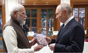 পুতিনকে রুশ ভাষায় অনুবাদ করা গীতা উপহার মোদির